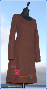 Str L/M Kr 2600,- Brun kjole dekorert av tekstilkunster Saave Skaar