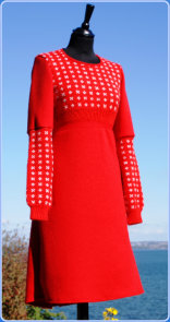 Str M Kr 2300,- Knall rød kjole med rester av en skigenser
