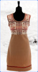 Beige tunika kombinert med en hjemmestrikka genser fra Fretex på Lillehammer. 
Str M/L, kr 2000,-